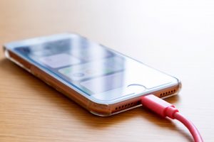 スマホのパワーが落ちた？バッテリー交換のタイミングと方法を知っておこう！