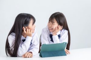 タブレットで学習する子ども